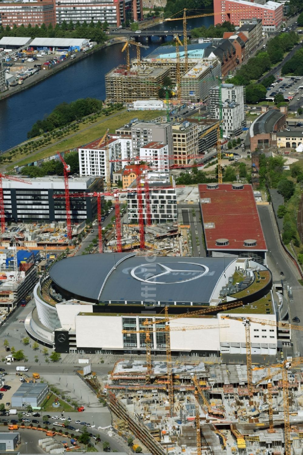 Berlin von oben - Mercedes-Benz-Arena am Ufer des Flusses Spree im Ortsteil Friedrichshain in Berlin