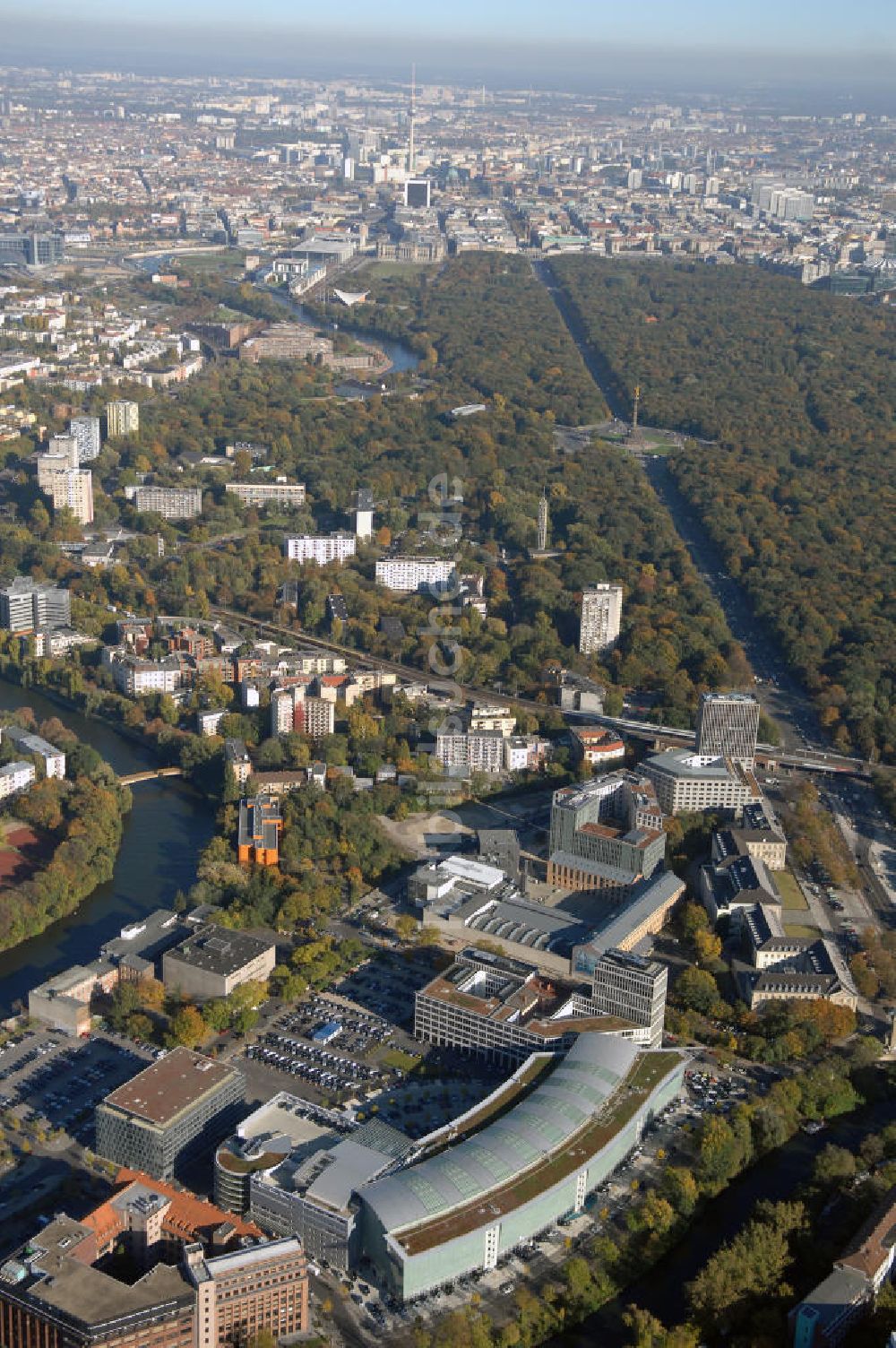 Berlin von oben - Mercedes-Welt am Salzufer in Berlin