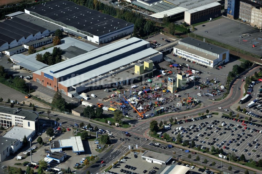 Chemnitz aus der Vogelperspektive: Messegelände der Chemnitz Arena mit Parkplatz und Ausstellungsfläche am Messeplatz in Chemnitz in Sachsen