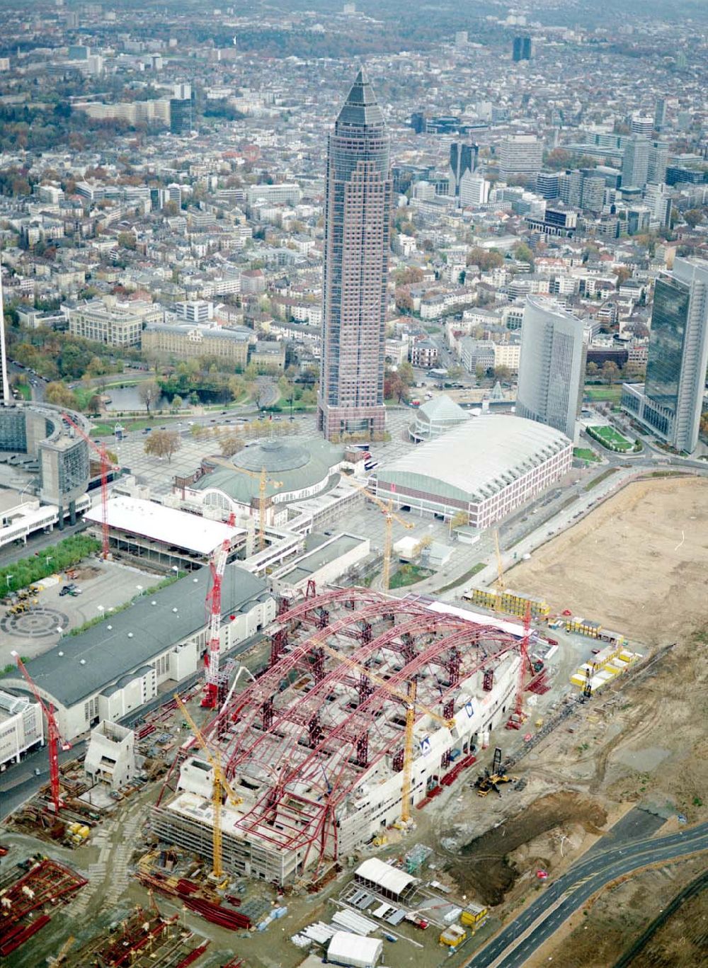 Frankfurt am Main aus der Vogelperspektive: Messeneubau auf dem Gelände des ehem. Güterbahnhofes in Frankfurt/Main. (Hessen).