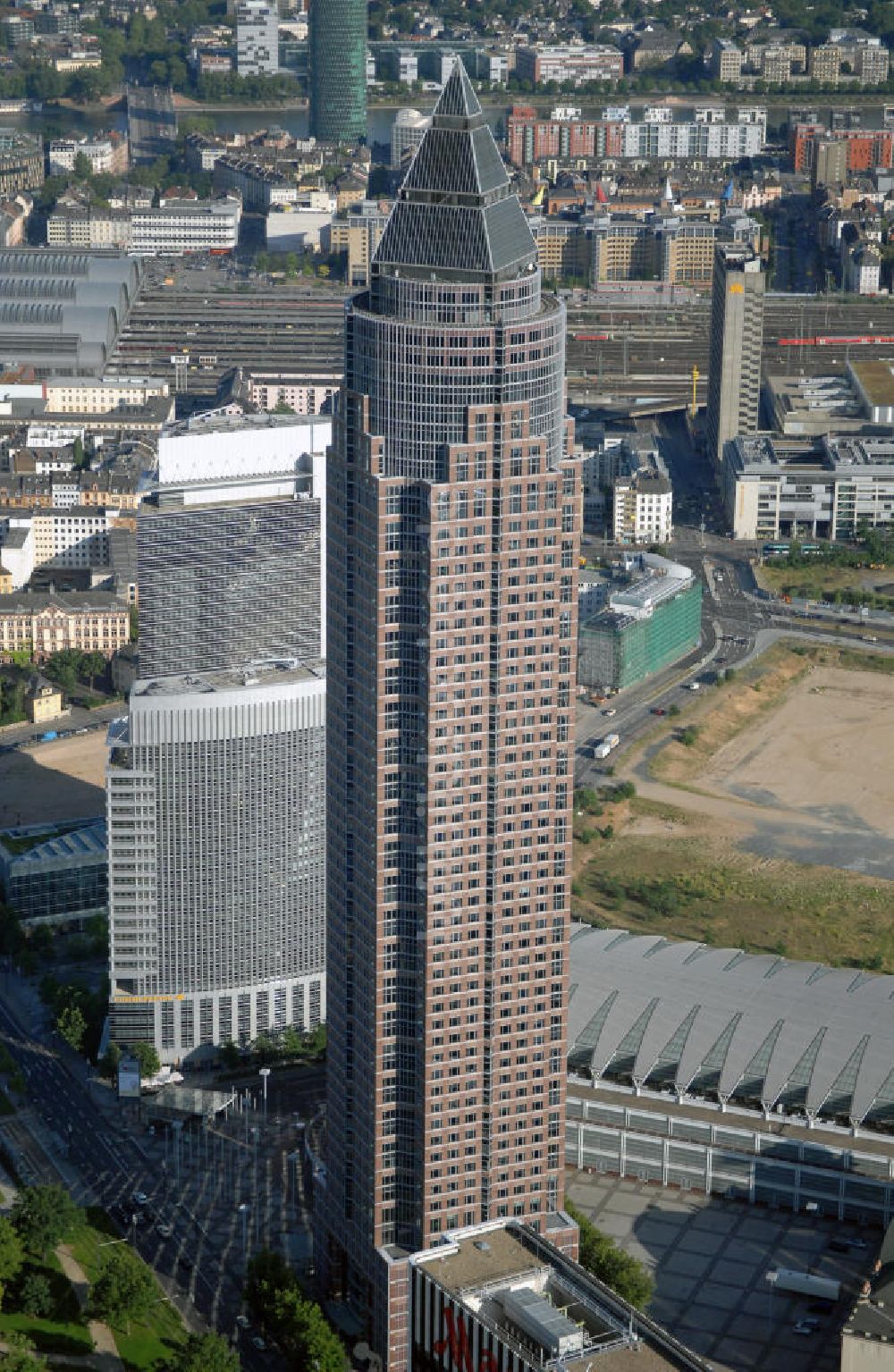 Luftbild Frankfurt am Main - Messeturm auf dem Messe- und Ausstellungsgelände Frankfurt