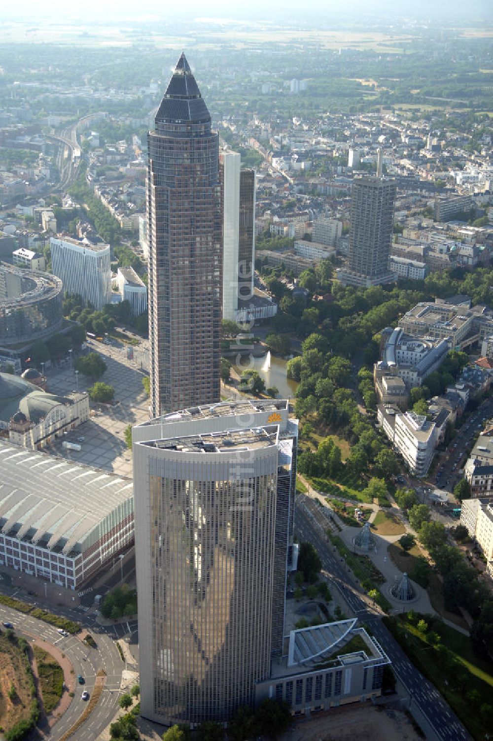 Frankfurt am Main von oben - Messeturm und die ungleichen Zwillinge Frankfurt