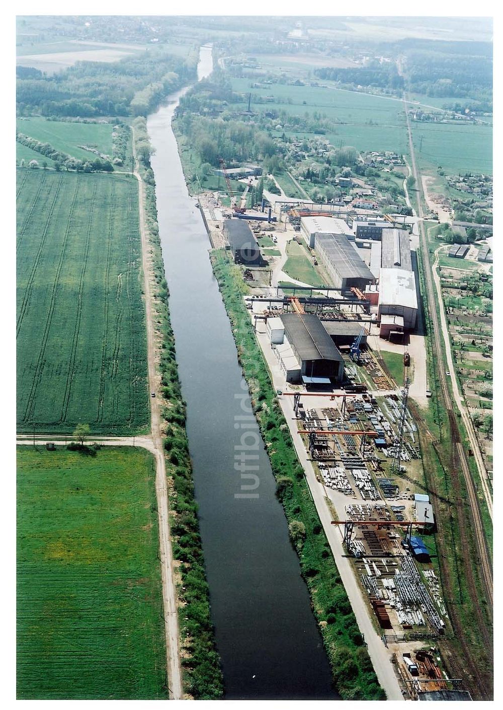 Parey von oben - Metallverarbeitender Betrieb in Zerben am Elbe-Havel-Kanal.