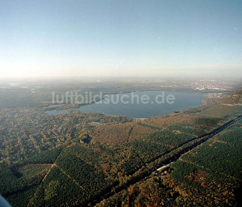 Berlin - Köpenick aus der Vogelperspektive: Müggelberge mit dem Müggelsee in Berlin - Köpenick.