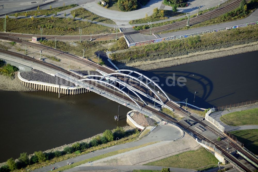 Hamburg von oben - Müggenburger Hafenbahnbrücke in Hamburg-Mitte / Kleiner Grasbrook