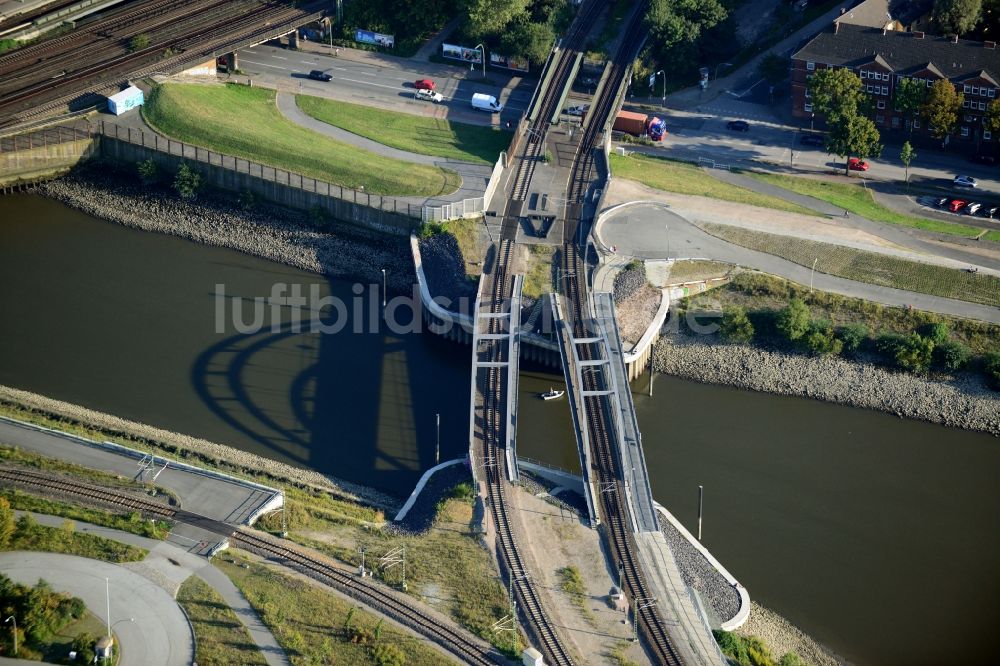 Hamburg aus der Vogelperspektive: Müggenburger Hafenbahnbrücke in Hamburg-Mitte / Kleiner Grasbrook