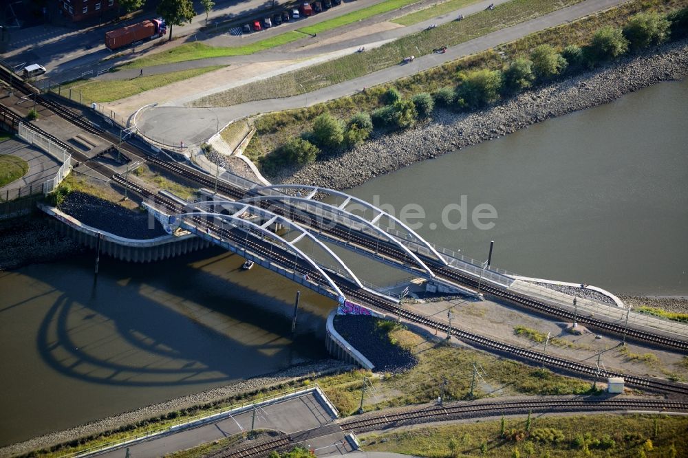 Luftbild Hamburg - Müggenburger Hafenbahnbrücke in Hamburg-Mitte / Kleiner Grasbrook