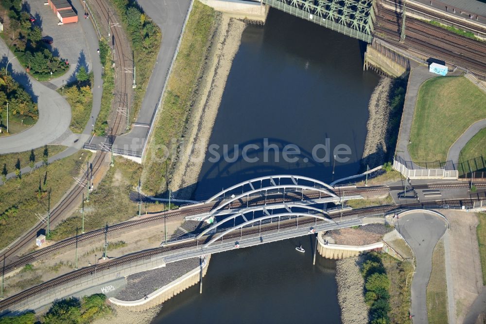 Luftaufnahme Hamburg - Müggenburger Hafenbahnbrücke in Hamburg-Mitte / Kleiner Grasbrook