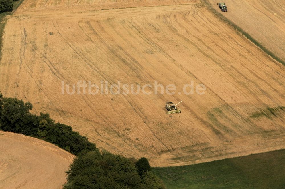 Erfurt aus der Vogelperspektive: Mähdrescher auf einem Feld bei Erfurt in Thüringen