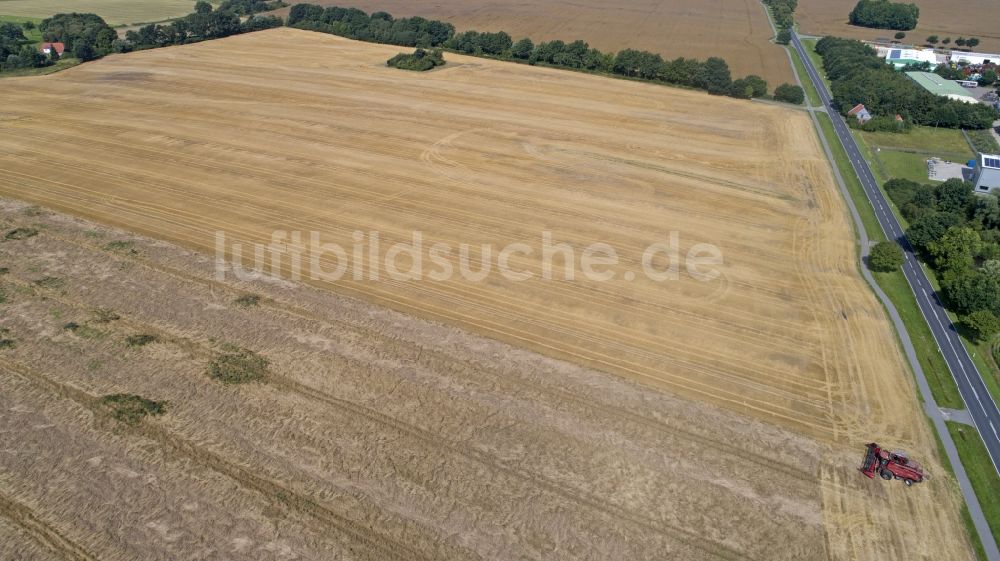 Zapel aus der Vogelperspektive: Mähdrescher auf einem Getreidefeld in Zapel im Bundesland Mecklenburg-Vorpommern, Deutschland