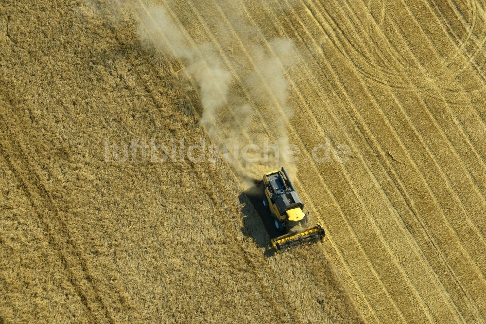 Rauschwitz aus der Vogelperspektive: Mähdrescher eines Landwirtschaftsbetriebes bei der Ernte auf einem Getreidefeld bei Rauschwitz im Bundesland Thüringen