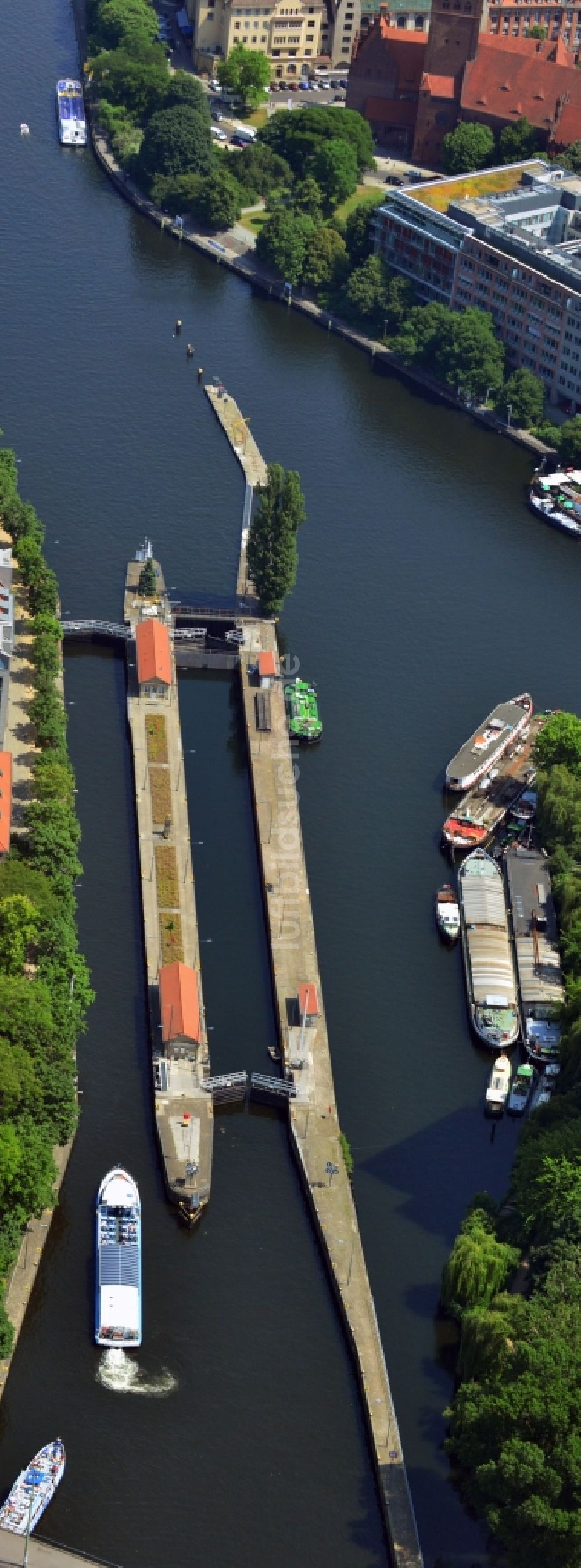 Luftaufnahme Berlin Mitte - Mühlendammschleuse am Ufer der Spree im Zentrum von Berlin-Mitte