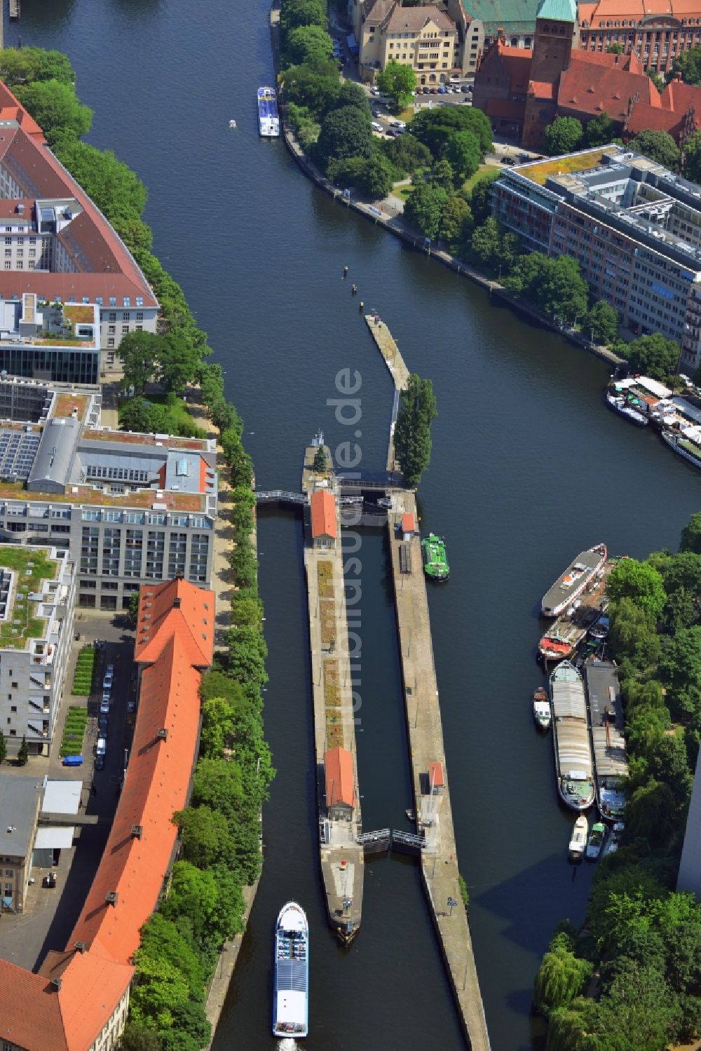 Luftaufnahme Berlin Mitte - Mühlendammschleuse am Ufer der Spree im Zentrum von Berlin-Mitte