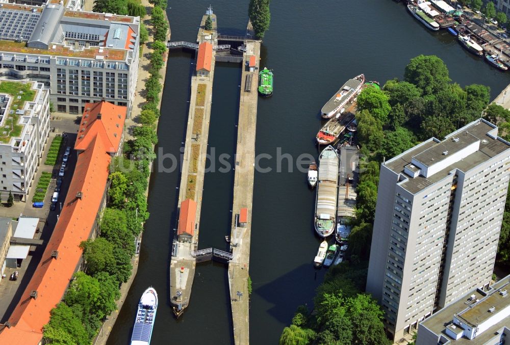 Berlin Mitte von oben - Mühlendammschleuse am Ufer der Spree im Zentrum von Berlin-Mitte