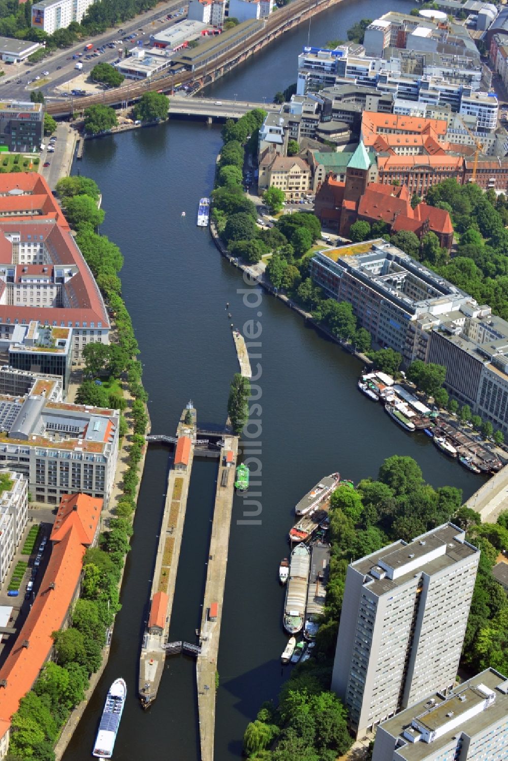 Luftaufnahme Berlin Mitte - Mühlendammschleuse am Ufer der Spree im Zentrum von Berlin-Mitte