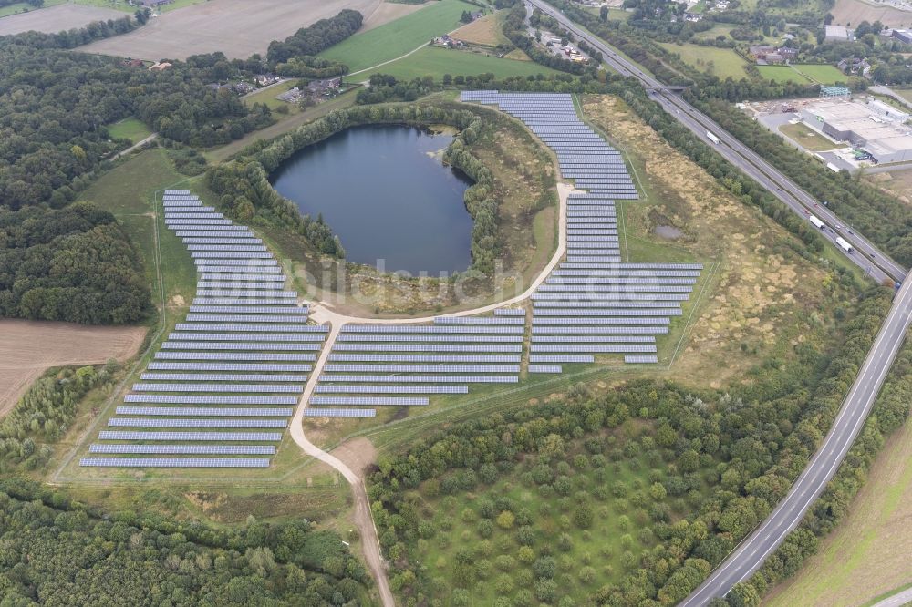 Neukirchen-Vluyn aus der Vogelperspektive: Mühlenfeld und See mit Photovoltaikanlage bei Neukirchen-Vluyn am Niederrhein in Nordrhein-Westfalen