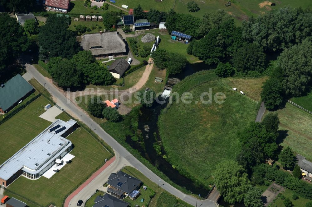 Banzkow aus der Vogelperspektive: Mühlengraben mit Wehr in Banzkow im Bundesland Mecklenburg-Vorpommern