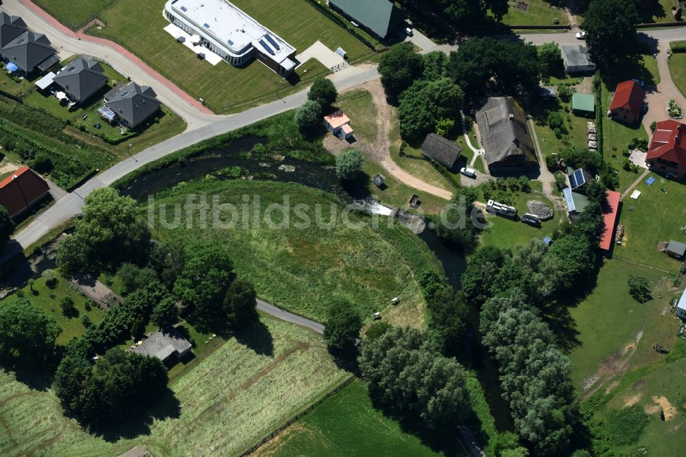 Luftaufnahme Banzkow - Mühlengraben mit Wehr in Banzkow im Bundesland Mecklenburg-Vorpommern