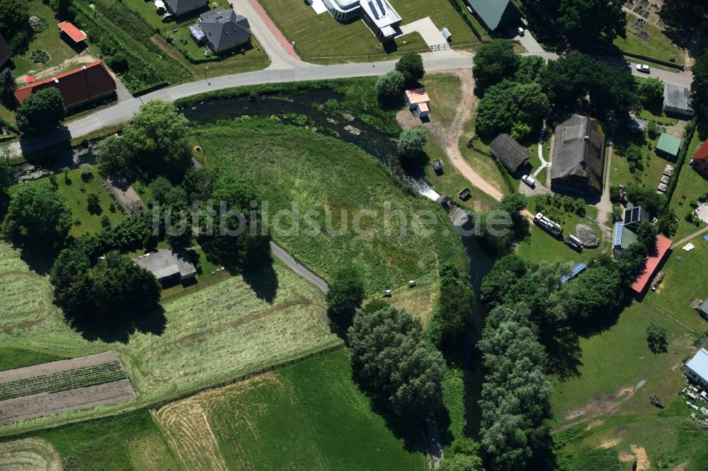 Banzkow von oben - Mühlengraben mit Wehr in Banzkow im Bundesland Mecklenburg-Vorpommern