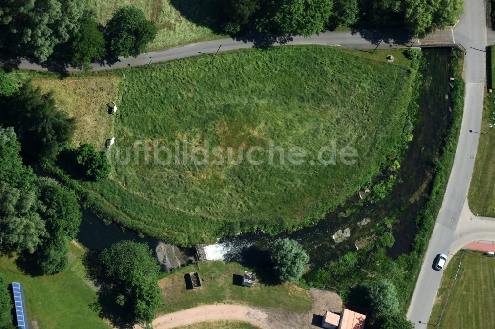 Banzkow aus der Vogelperspektive: Mühlengraben mit Wehr in Banzkow im Bundesland Mecklenburg-Vorpommern