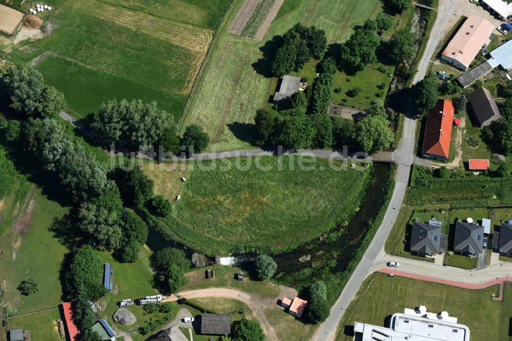 Luftbild Banzkow - Mühlengraben mit Wehr in Banzkow im Bundesland Mecklenburg-Vorpommern