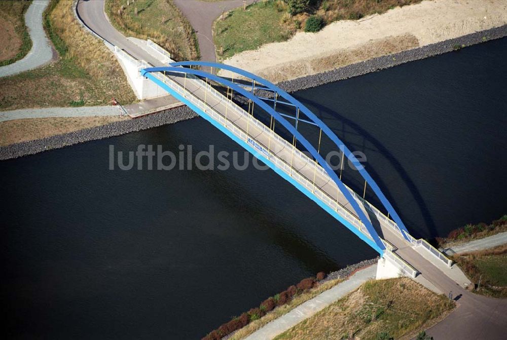 Niegripp aus der Vogelperspektive: Mühlenwegbrücke bei Niegripp