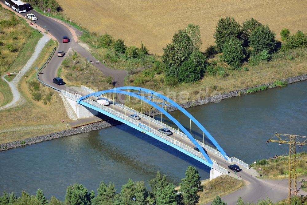 Niegripp aus der Vogelperspektive: Mühlenwegbrücke in Niegripp über dem Elbe-Havel-Kanal im Bundesland Sachsen-Anhalt