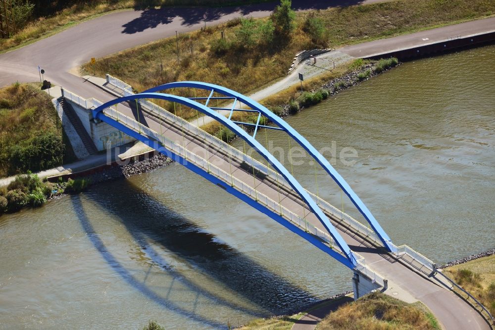 Luftaufnahme Niegripp - Mühlenwegbrücke in Niegripp über dem Elbe-Havel-Kanal im Bundesland Sachsen-Anhalt