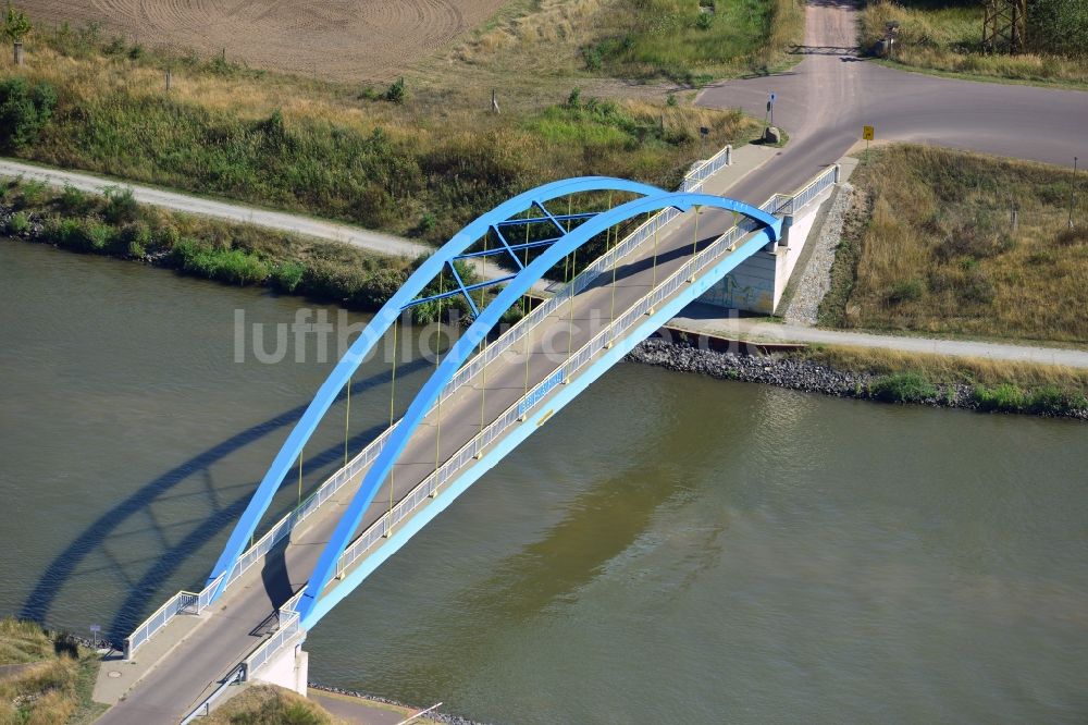 Niegripp von oben - Mühlenwegbrücke in Niegripp über dem Elbe-Havel-Kanal im Bundesland Sachsen-Anhalt