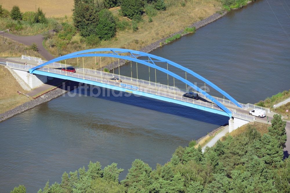 Niegripp aus der Vogelperspektive: Mühlenwegbrücke in Niegripp über dem Elbe-Havel-Kanal im Bundesland Sachsen-Anhalt