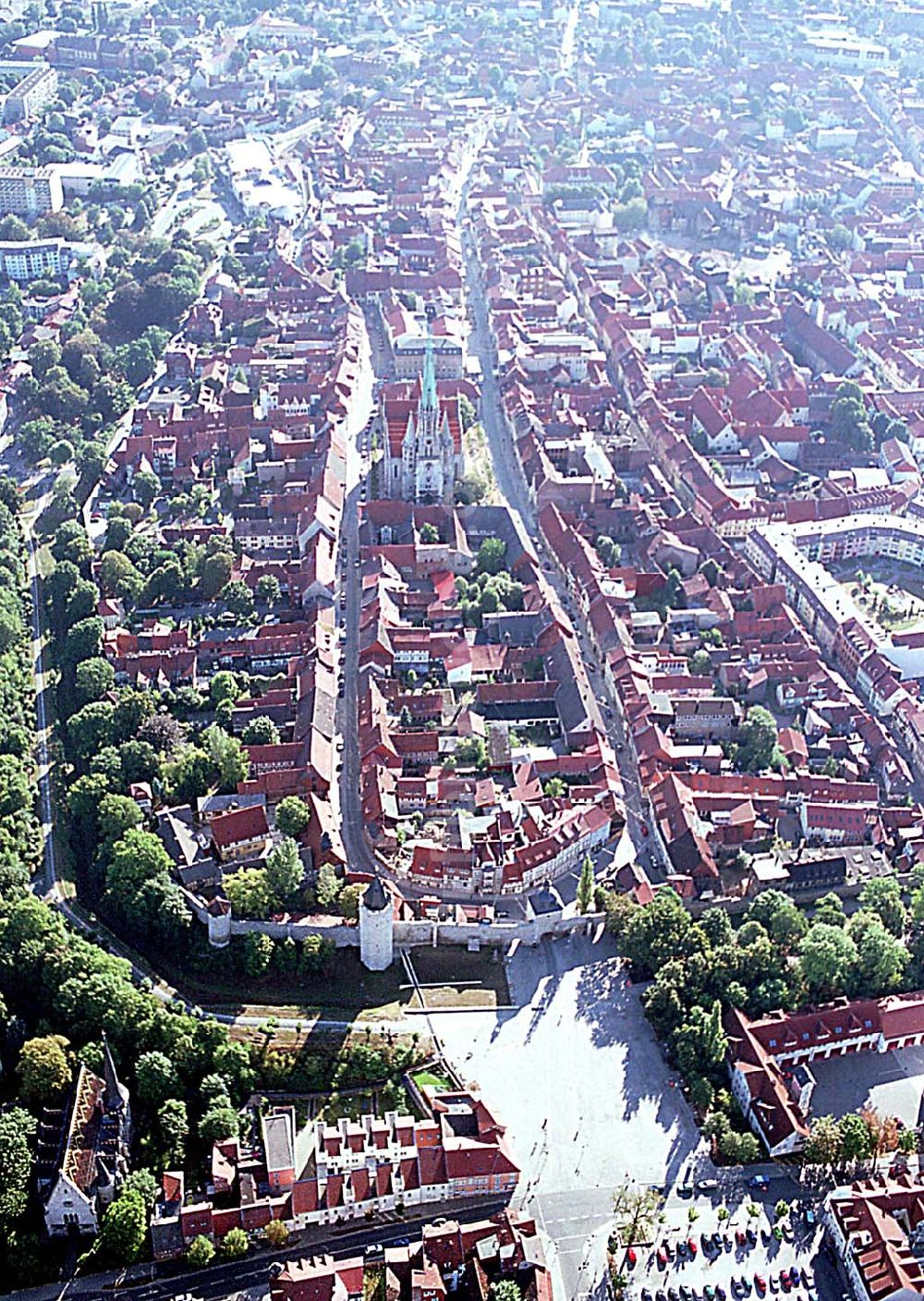 Mühlhausen / Thüringen aus der Vogelperspektive: Mühlhausen / Thüringen Blick auf das historische Stadtzentrum von Mühlhausen in Thüringen, das 59 Türme von Kirchen und eine alte Stadtmauer besitzt; Stadtmauer und St