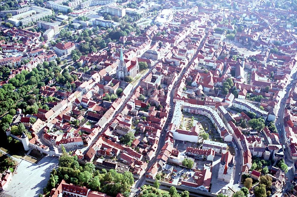 Luftbild Mühlhausen / Thüringen - Mühlhausen / Thüringen Blick auf das historische Stadtzentrum von Mühlhausen in Thüringen, das 59 Türme von Kirchen und eine alte Stadtmauer besitzt; Stadtmauer und St