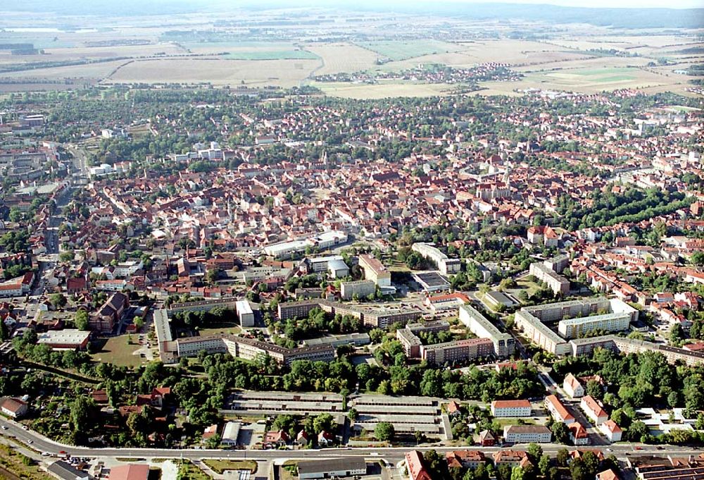 Mühlhausen / Thüringen von oben - Mühlhausen / Thüringen Blick auf das historische Stadtzentrum von Mühlhausen in Thüringen, das 59 Türme von Kirchen und eine alte Stadtmauer besitzt; Stadtmauer und St