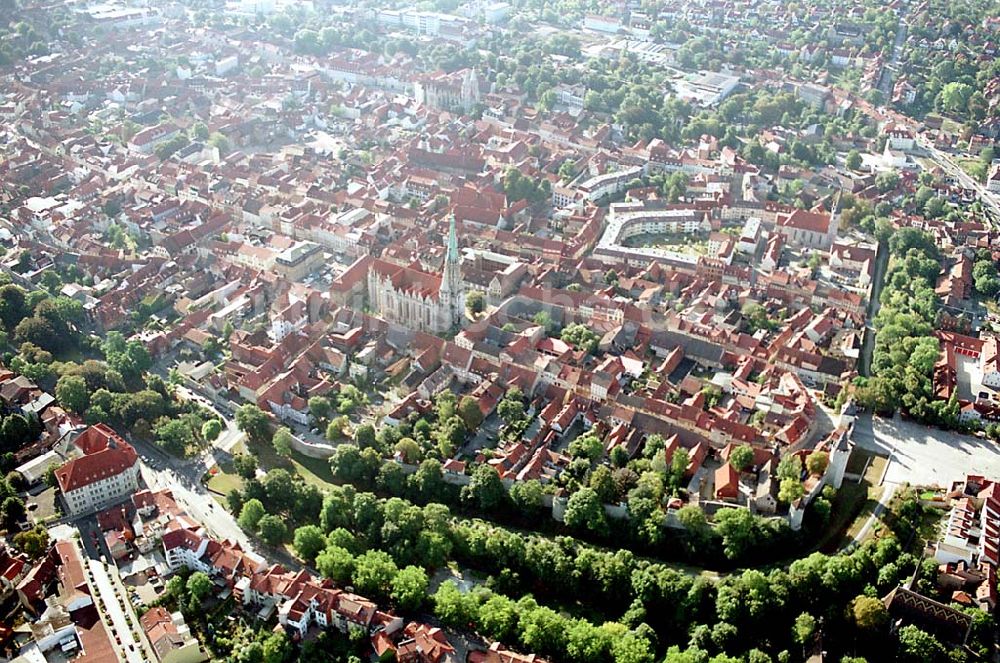 Mühlhausen / Thüringen aus der Vogelperspektive: Mühlhausen / Thüringen Blick auf das historische Stadtzentrum von Mühlhausen in Thüringen, das 59 Türme von Kirchen und eine alte Stadtmauer besitzt; Stadtmauer und St