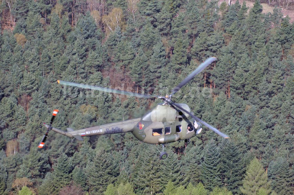 Finow von oben - Mi-2 Helikopter in NVA-Luftstreitkräftebemalung auf Oldtimertreffen am Flugplatz Finow / Eberswalde