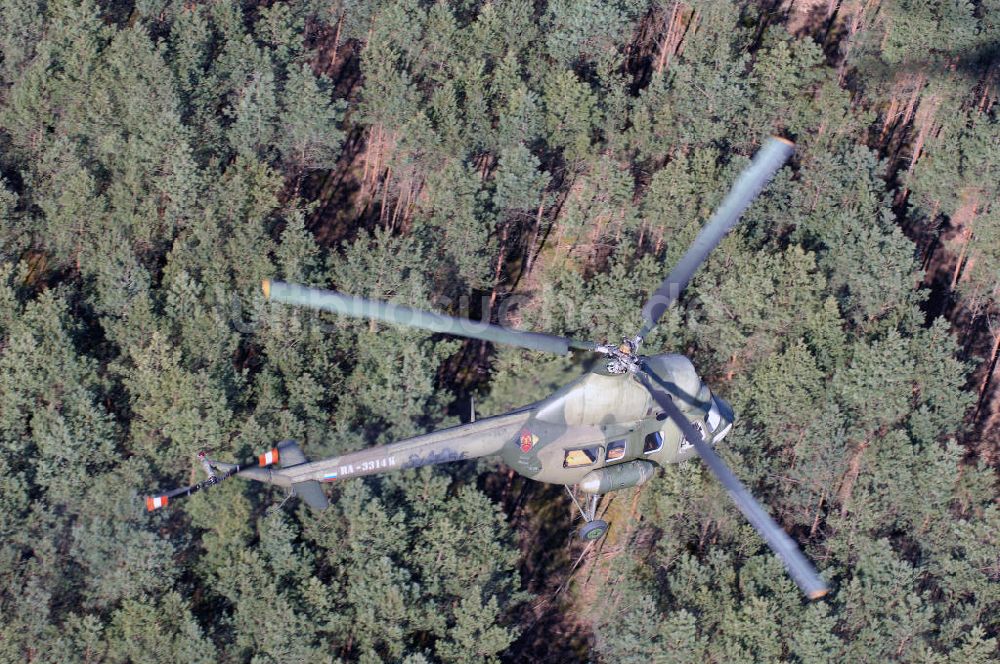 Finow aus der Vogelperspektive: Mi-2 Helikopter in NVA-Luftstreitkräftebemalung auf Oldtimertreffen am Flugplatz Finow / Eberswalde