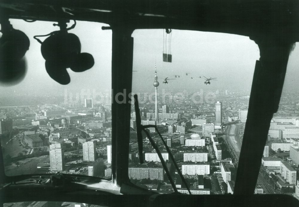 Berlin aus der Vogelperspektive: Mi-8 Transport- und Kampfhubschrauber Parade der Nationalen Volksarmee NVA der DDR über Berlin