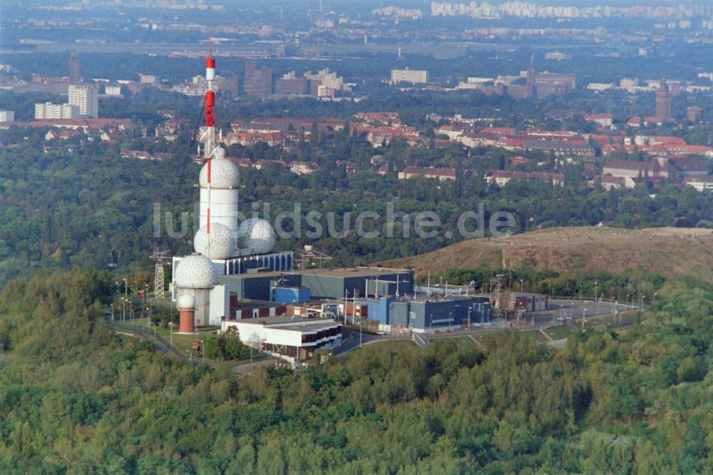 Berlin aus der Vogelperspektive: Militär- Abhör- und Radaranlage auf dem Teufelsberg in Berlin - Charlottenburg