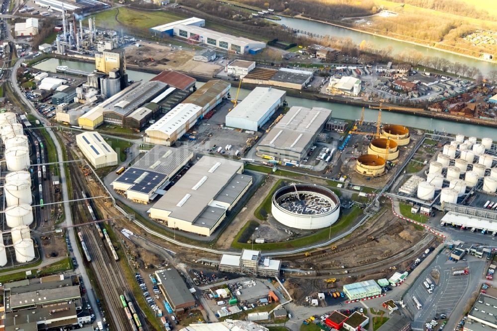 Gelsenkirchen von oben - Mineralöl - Hochtanklager mit Baustelle zum Neubau einer Kesselwagenverladung - Verladestation Am Stadthafen im Ortsteil Schalke-Nord in Gelsenkirchen im Bundesland Nordrhein-Westfalen, Deutschland