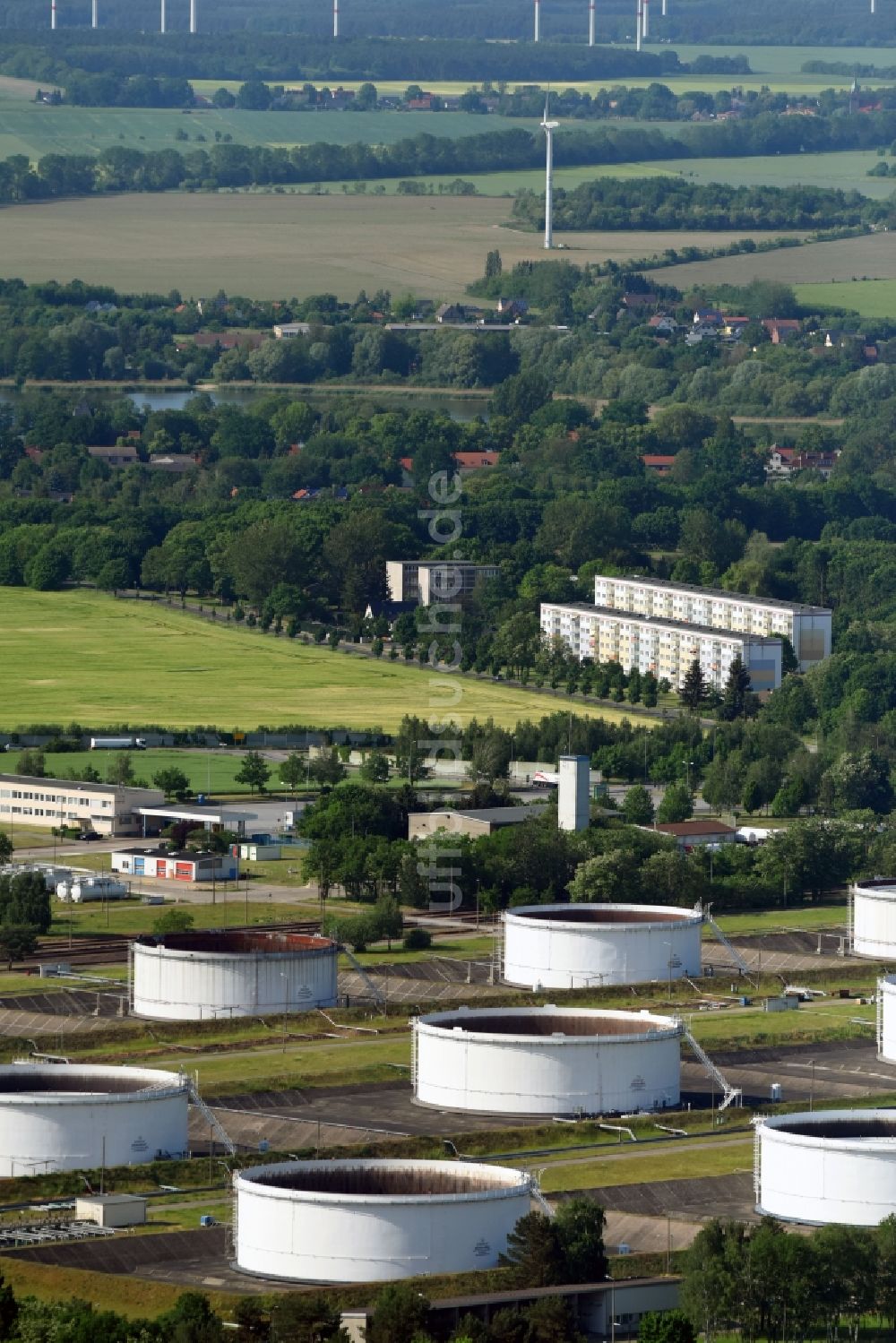 Werneuchen von oben - Mineralöl - Hochtanklager für Benzin und Diesel- Kraftstoffe in Seefeld im Bundesland Brandenburg