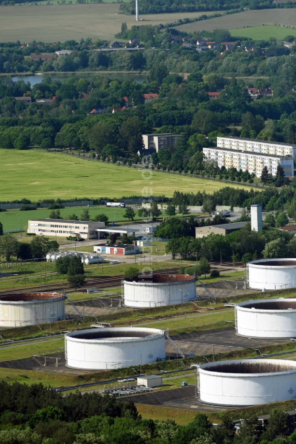 Werneuchen von oben - Mineralöl - Hochtanklager für Benzin und Diesel- Kraftstoffe in Seefeld im Bundesland Brandenburg