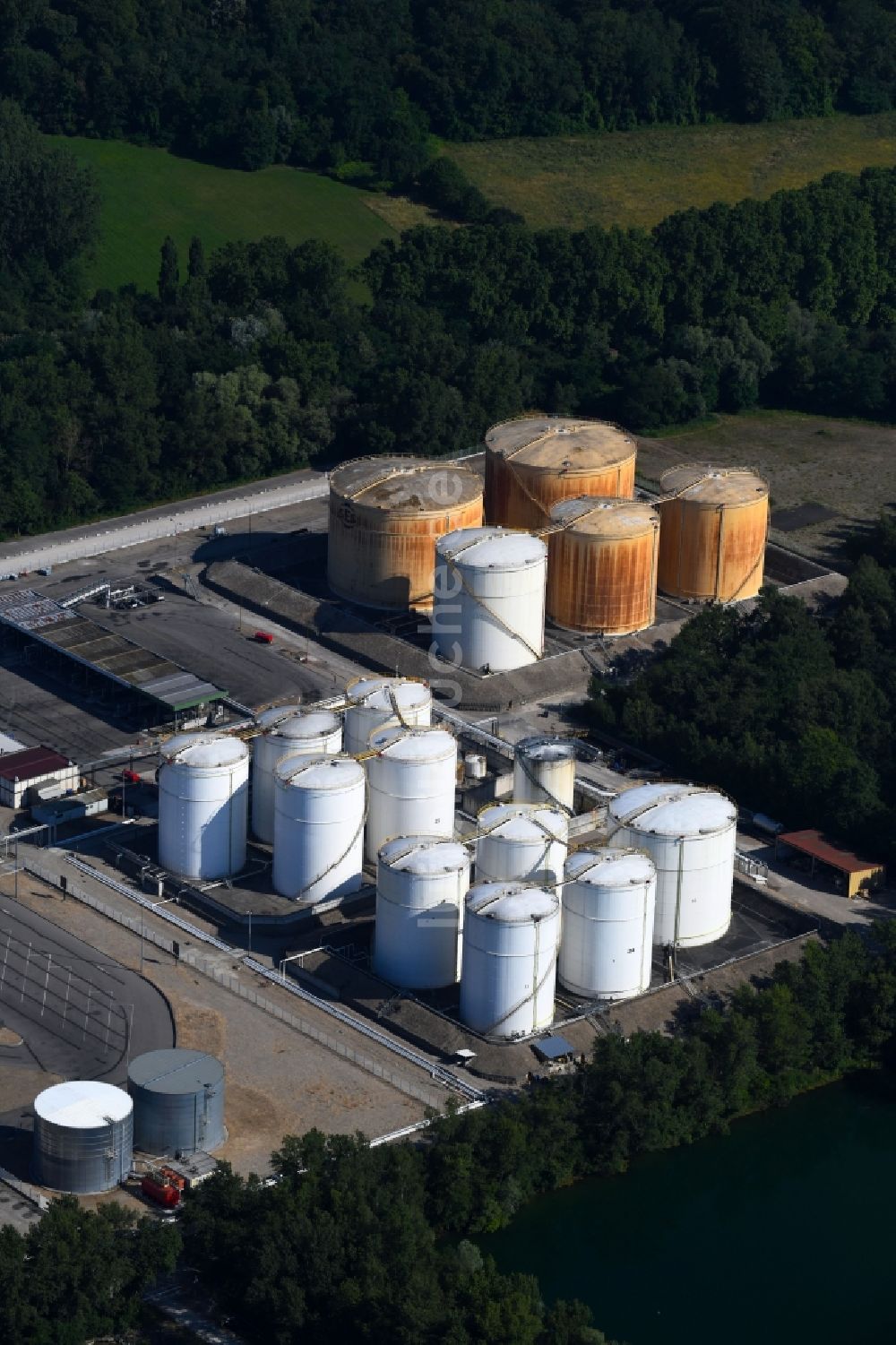 Luftaufnahme Strasbourg - Straßburg - Mineralöl - Hochtanklager der Bolloré Energie in Strasbourg - Straßburg in Grand Est, Frankreich