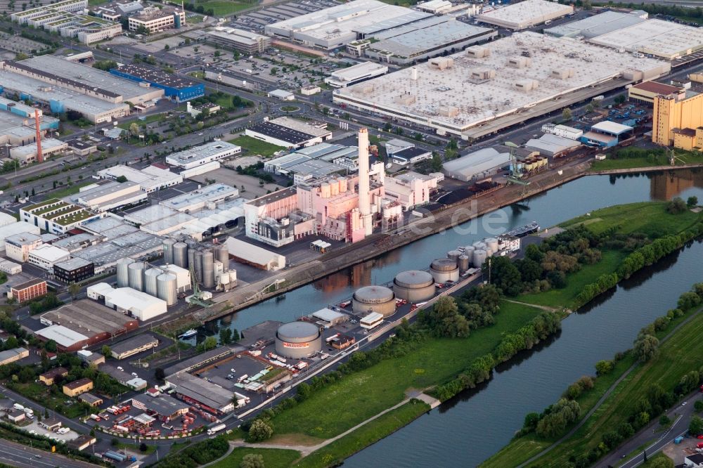 Luftaufnahme Schweinfurt - Mineralöl - Hochtanklager der Erik Walther GmbH & Co. KG, W. J. Mineralölhandelsgesellschaft und Silos der BayWa AG Schweinfurt (Vertrieb Agrar) am Main-Hafen in Schweinfurt im Bundesland Bayern, Deutschland