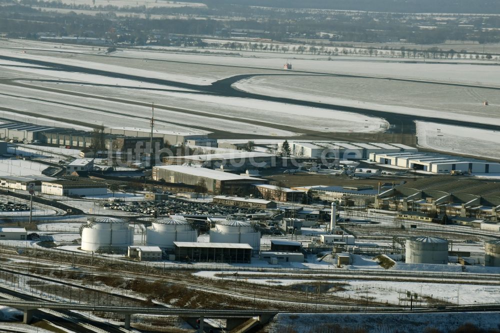 Luftaufnahme Schönefeld - Mineralöl - Hochtanklager auf dem Flughafengelände in Schönefeld im Bundesland Brandenburg