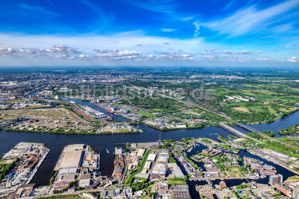 Hamburg aus der Vogelperspektive: Mineralöl - Hochtanklager des Shell Technology Centre Hamburg an der Süderelbe hinter dem Logistikzentrum von DB Schenker in Hamburg, Deutschland