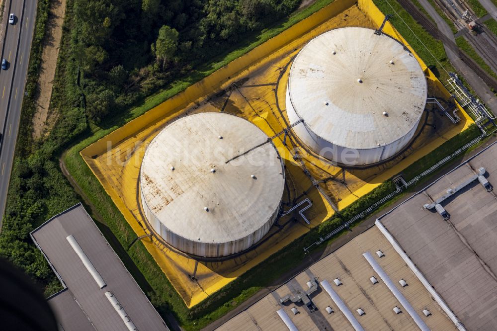 Luftaufnahme Duisburg - Mineralöl - Hochtanklager TotalEnergies in Duisburg im Bundesland Nordrhein-Westfalen, Deutschland