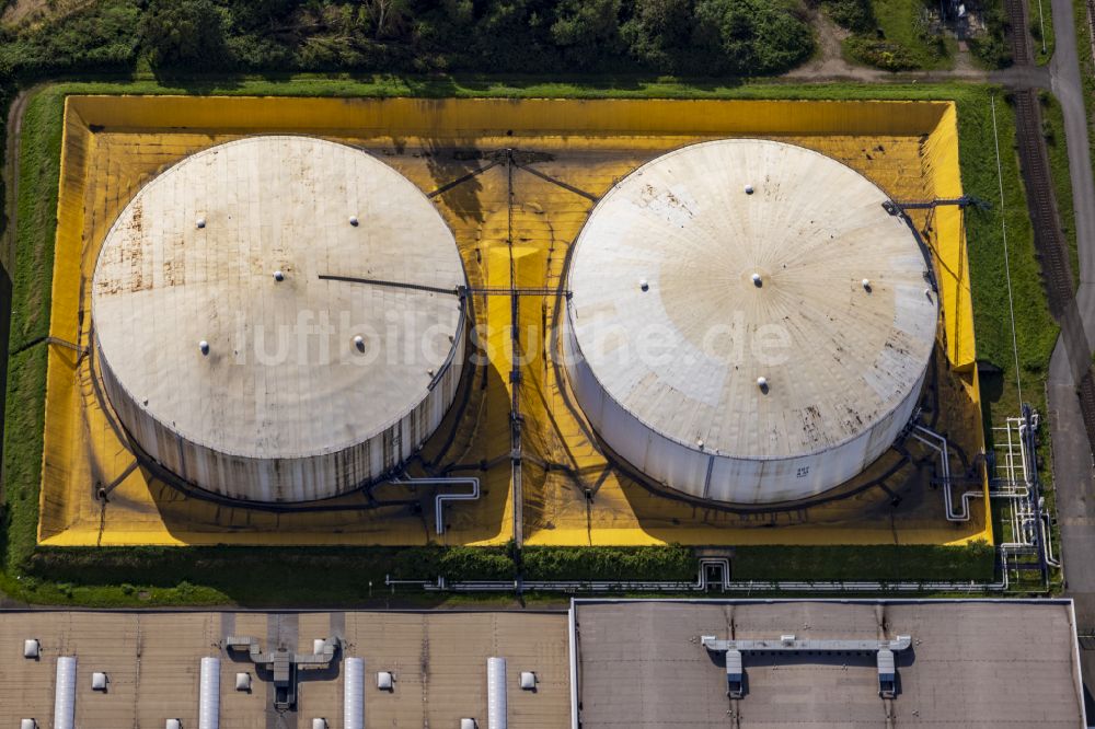 Duisburg von oben - Mineralöl - Hochtanklager TotalEnergies in Duisburg im Bundesland Nordrhein-Westfalen, Deutschland