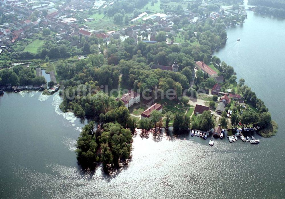 Luftaufnahme Mirow / Mecklenburg Vorpommern - Mirow / Mecklenburg Vorpommern Blick auf Schlossinsel am Mirower See und Stadtzentrum Mirow 16.09.2003