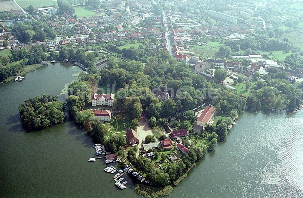 Mirow / Mecklenburg Vorpommern von oben - Mirow / Mecklenburg Vorpommern Blick auf Schlossinsel am Mirower See und Stadtzentrum Mirow 16.09.2003