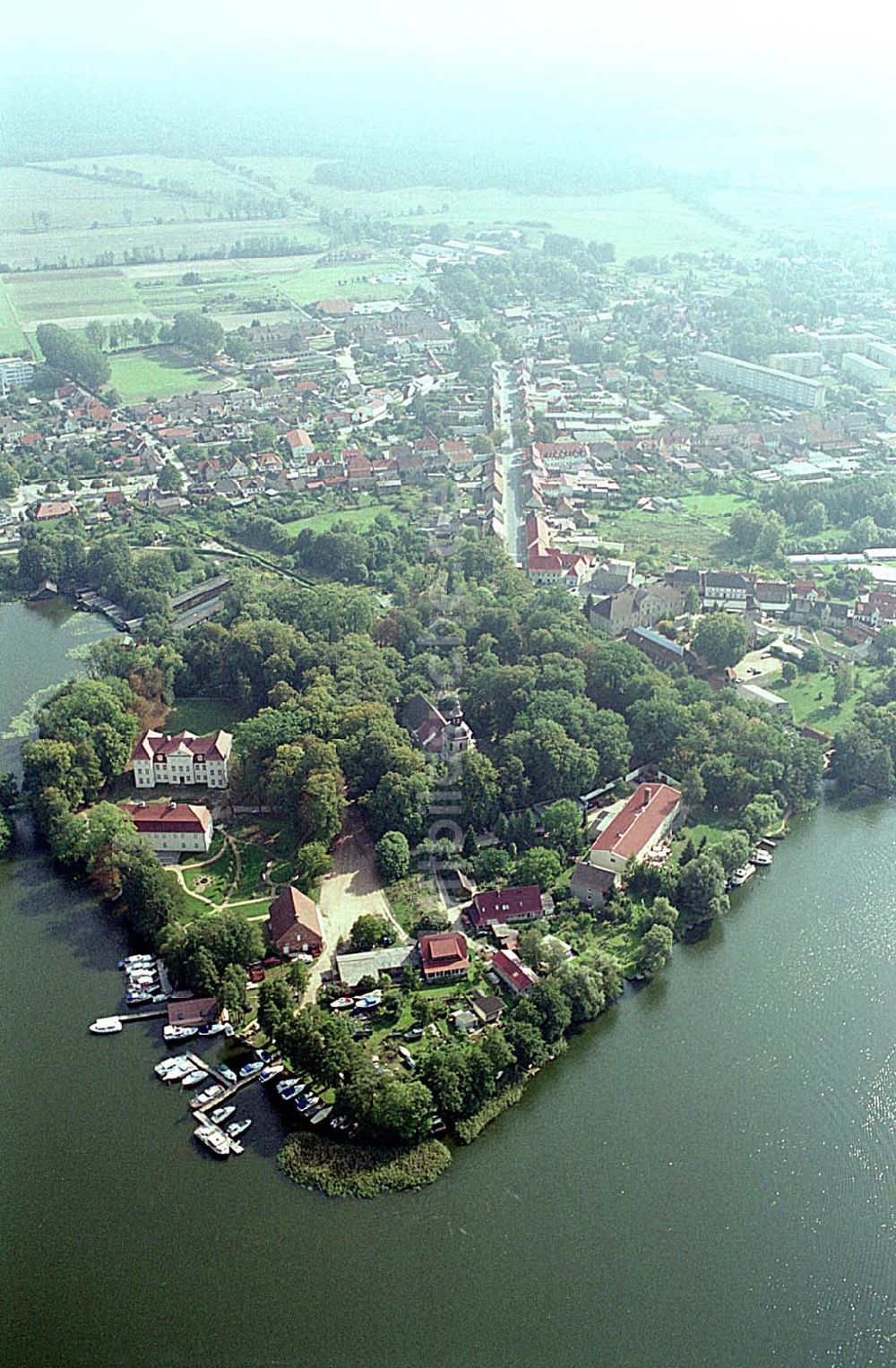 Mirow / Mecklenburg Vorpommern aus der Vogelperspektive: Mirow / Mecklenburg Vorpommern Blick auf Schlossinsel am Mirower See und Stadtzentrum Mirow 16.09.2003